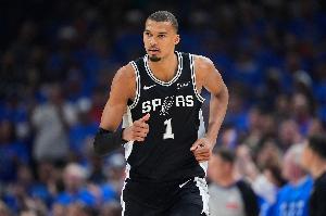 媒体人:文班亚马一言一行在给他粉丝们做榜样 这样的球星值得追
